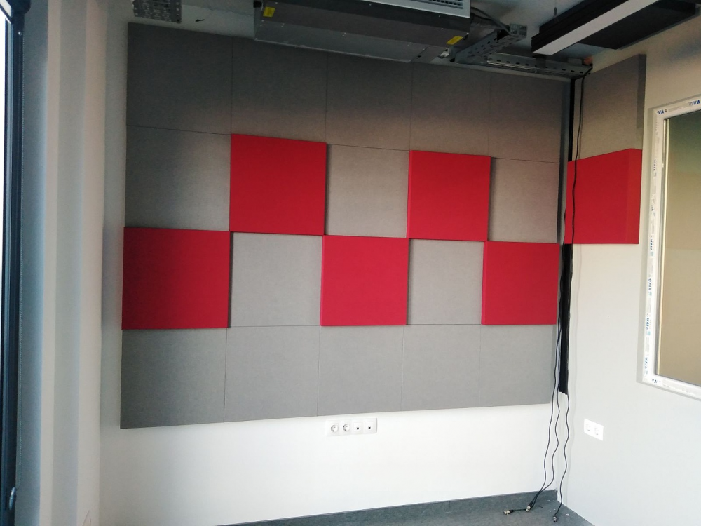 Инсталација на акустични панели во познато радио студио